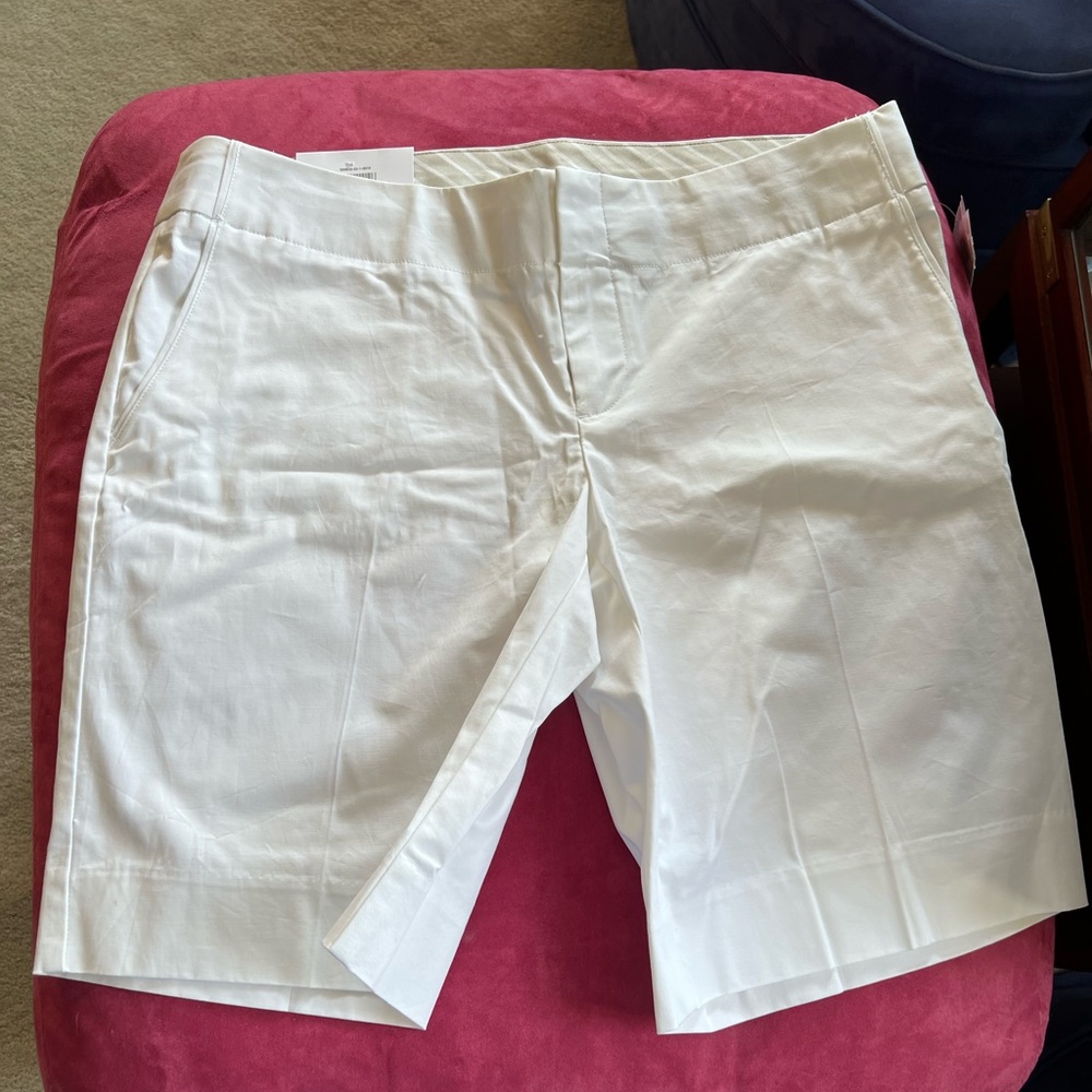 Gap new with tags hip slung 9 inch short.